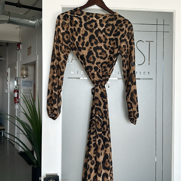 Sheer leopard wrap around dress maxi - Picture 4 of 4
